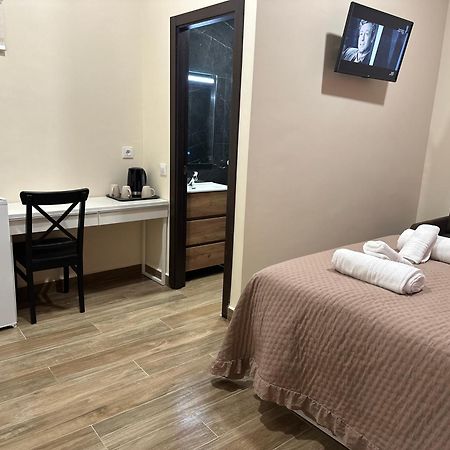 Hostal “ Infantas” Мадрид Екстер'єр фото