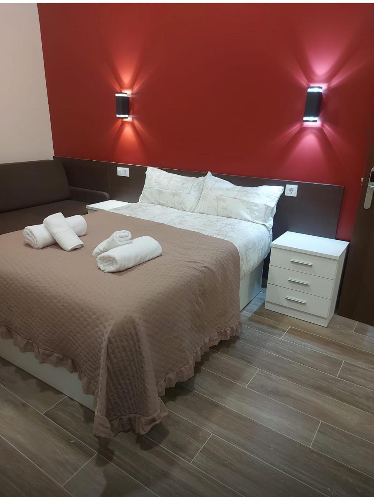 Hostal “ Infantas” Мадрид Екстер'єр фото