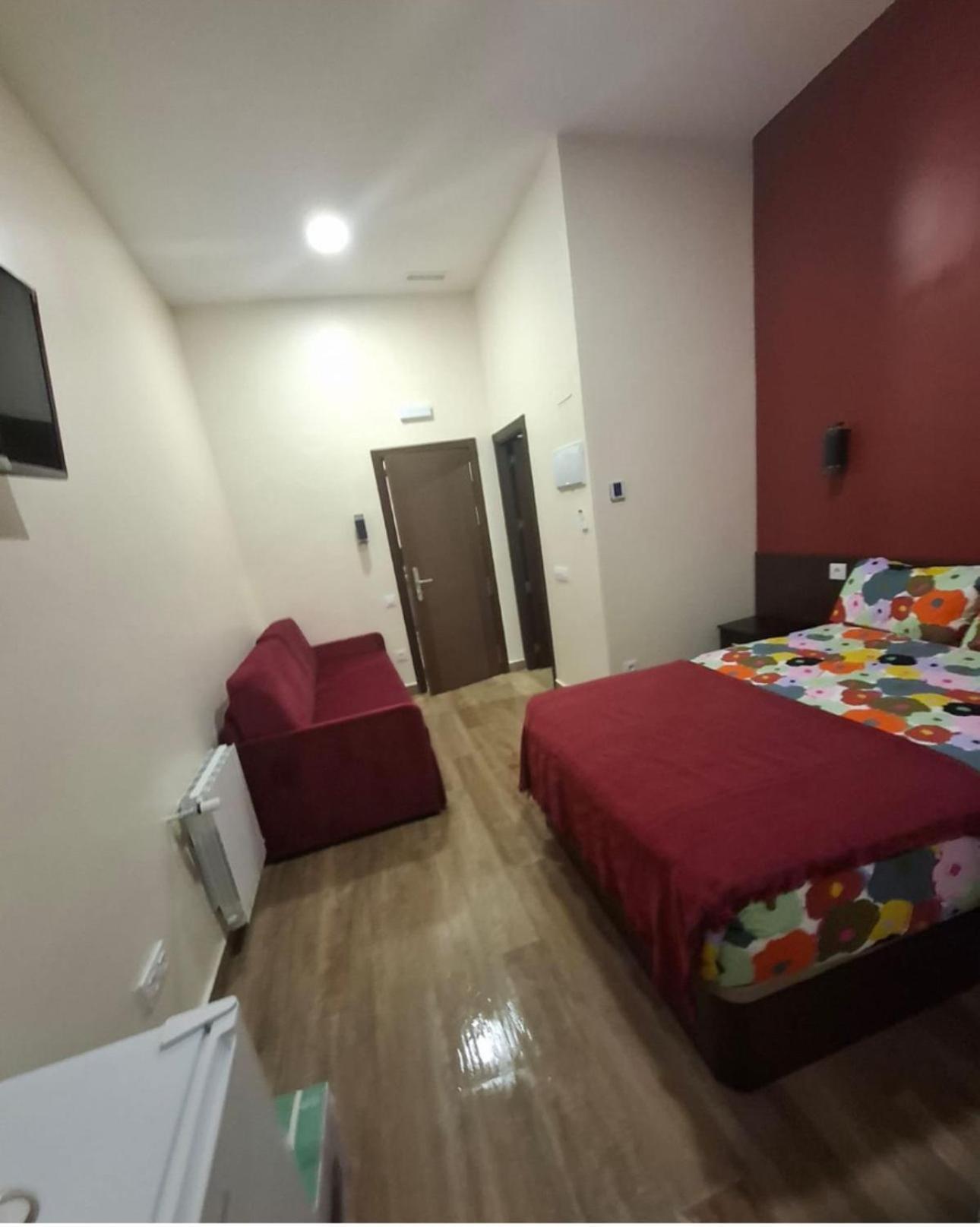 Hostal “ Infantas” Мадрид Екстер'єр фото